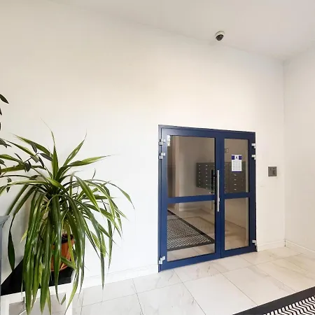 P&o Serviced - Dionizosa Apartment Warschau